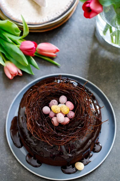 Pastel Chocolate Pascua Con Mini Huevos — Foto de Stock