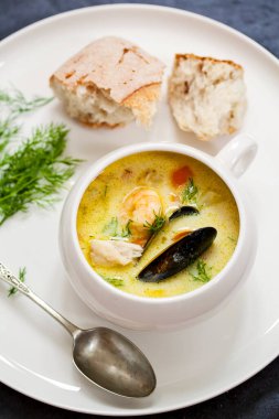 İskandinav kremalı balık çorbası, halibut, karides ve midye.