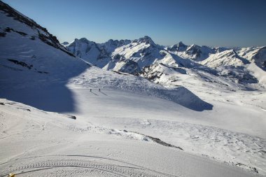 Fransa 'daki Les Deux Alpes' te kayak pistleri ve dağlar
