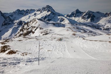 Fransa 'daki Les Deux Alpes' te kayak pistleri ve dağlar