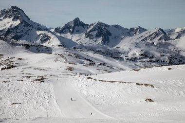 Fransa 'daki Les Deux Alpes' te kayak pistleri ve dağlar
