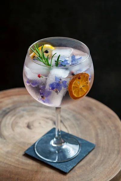 Gin Tonikem Rozmarýnem Divokými Květy Kostky Ledu — Stock fotografie