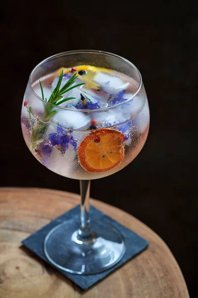 Gin Tonic Con Rosmarino Fiori Borragine Cubetti Ghiaccio — Foto Stock