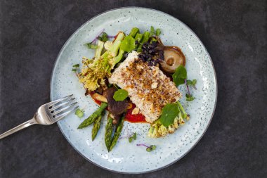 Kırmızı biber soslu, kuşkonmaz, karnabahar ve şitake mantarlı Halibut.