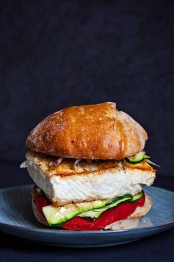 Kabaklı ve kırmızı biberli ızgara halibut sandviçi.