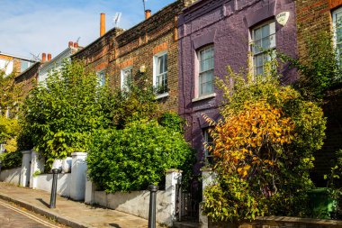 LONDON, İngiltere - 22 Ekim 2019: Hampstead, Londra 'nın kuzeyindeki Gürcü binaları ve büyüleyici caddelerle dolu bir ilçedir.