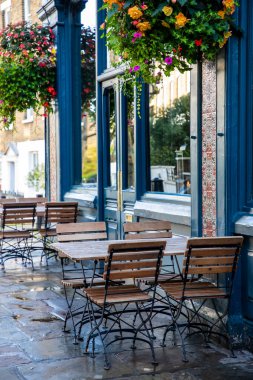 LONDON, İngiltere - 22 Ekim 2019: Hampstead, Londra 'nın kuzeyindeki Gürcü binaları ve büyüleyici caddelerle dolu bir ilçedir.
