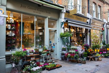 LONDON, İngiltere - 22 Ekim 2019: Hampstead, Londra 'nın kuzeyindeki Gürcü binaları ve büyüleyici caddelerle dolu bir ilçedir.