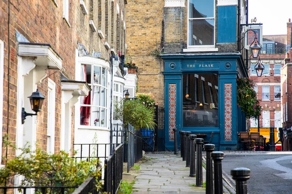 LONDON, İngiltere - 22 Ekim 2019: Hampstead, Londra 'nın kuzeyindeki Gürcü binaları ve büyüleyici caddelerle dolu bir ilçedir.