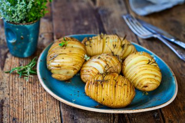 Kekik ve biberiyeli Hasselback patatesleri