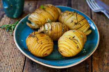 Kekik ve biberiyeli Hasselback patatesleri