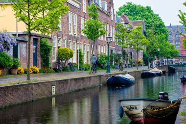 LEIDEN, NETHERLANDS - 4 Mayıs 2017: Leiden, Hollanda 'da tipik Hollandalı evleri olan eski cadde. Leiden Güney Hollanda 'da eski mimarisi ve Leiden Üniversitesi ile tanınan bir şehirdir..