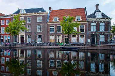 LEIDEN, NETHERLANDS - 4 Mayıs 2017: Leiden, Hollanda 'da tipik Hollandalı evleri olan eski cadde. Leiden Güney Hollanda 'da eski mimarisi ve Leiden Üniversitesi ile tanınan bir şehirdir..