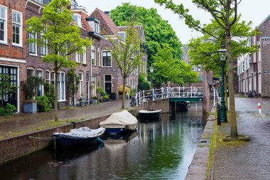 LEIDEN, NETHERLANDS - 4 Mayıs 2017: Leiden, Hollanda 'daki kanallar ve tipik Hollanda evleri. Leiden Güney Hollanda 'da eski mimarisi ve Leiden Üniversitesi ile tanınan bir şehirdir..