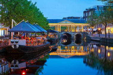 LEIDEN, NETHERLANDS - 4 Mayıs 2017: Leiden, Hollanda 'daki kanallar ve tipik Hollanda evleri. Leiden Güney Hollanda 'da eski mimarisi ve Leiden Üniversitesi ile tanınan bir şehirdir..