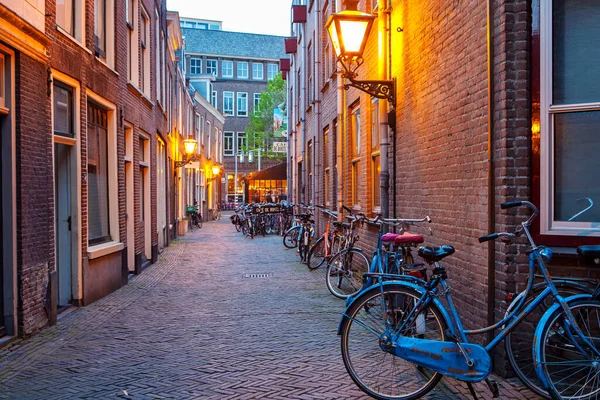 Leiden Nederland Mei 2017 Oude Straat Met Typisch Nederlandse Huizen — Stockfoto