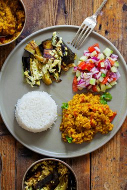 Hint yemeği masoor dal ile - mercimek köri, safra baingan, pirinç ve salata