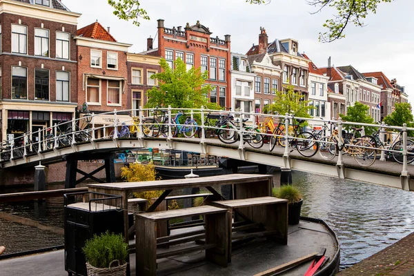 Leiden Niederlande Mai 2017 Wasserstraßen Mit Booten Und Typisch Holländischen — Stockfoto