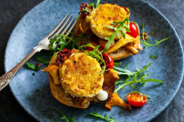 Mantarlı ekmek, vişneli domates ve keçi peyniri.