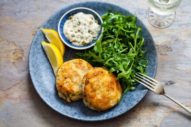 Tartar soslu balık köftesi ve roket salatası.