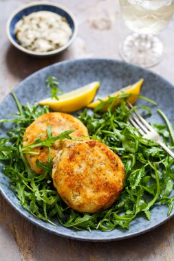 Tartar soslu balık köftesi ve roket salatası.