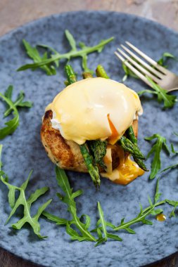 Kuşkonmaz, haşlanmış yumurta ve holandez soslu balık köftesi.