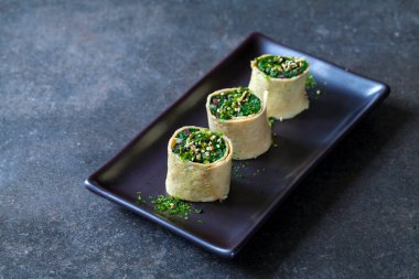 Japon böreği ıspanak ve ohitashi ile dolu.