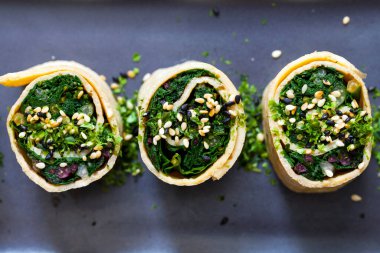 Japon böreği ıspanak ve ohitashi ile dolu.