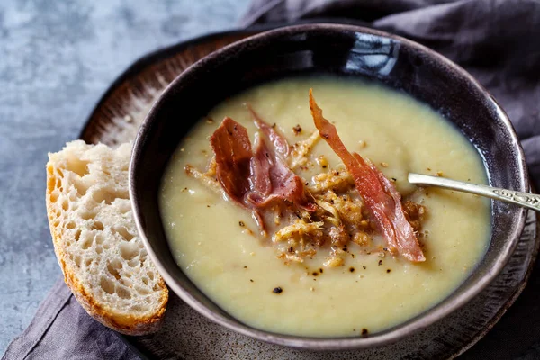 Sopa Alcachofra Jerusalém Com Noz Gengibre Presunto Parma Migalha — Fotografia de Stock