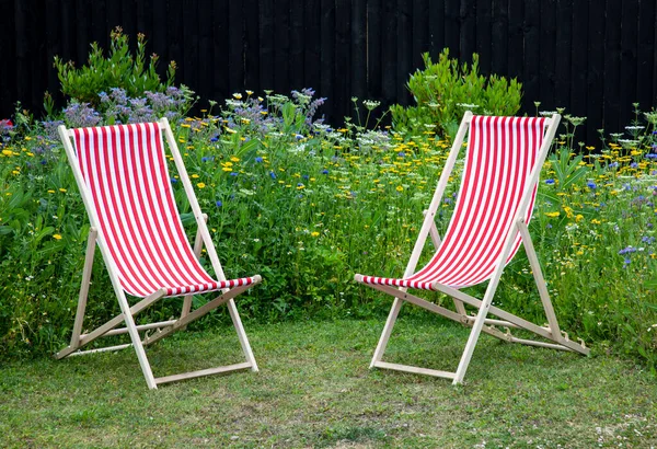 Two Sun Loungers Garden — Zdjęcie stockowe