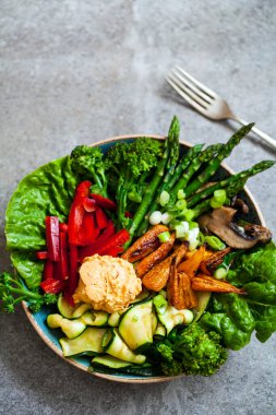 Vegan Buda 'sı karışık sebze kasesi