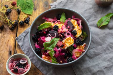Salad with roasted beetroot, blackberry and halloumi
