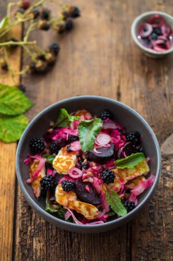 Salad with roasted beetroot, blackberry and halloumi