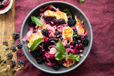 Salad with roasted beetroot, blackberry and halloumi