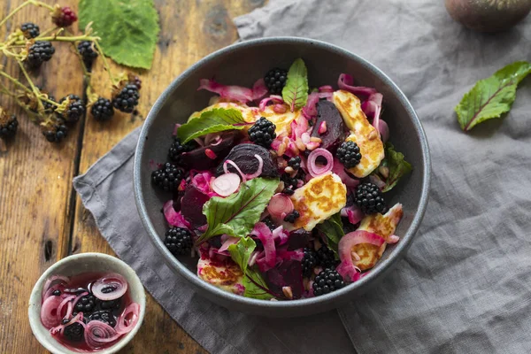 Salad with roasted beetroot, blackberry and halloumi