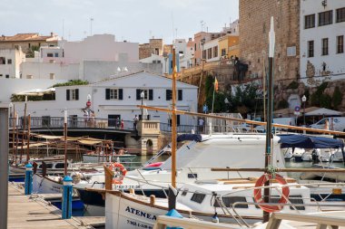 Ciutadella, İspanya - 5 Eylül 2022: Ciutadella limanı Minorca adasının batı kesiminde yer almaktadır ve 175 gemiyi barındırabilir