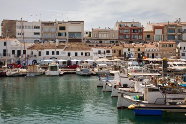 Ciutadella, İspanya - 5 Eylül 2022: Ciutadella limanı Minorca adasının batı kesiminde yer almaktadır ve 175 gemiyi barındırabilir