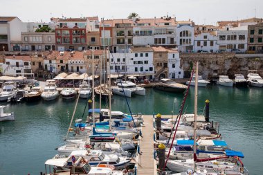 Ciutadella, İspanya - 5 Eylül 2022: Ciutadella limanı Minorca adasının batı kesiminde yer almaktadır ve 175 gemiyi barındırabilir