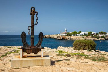 Sahilde büyük siyah bir çapa, Ciutadella, Menorca