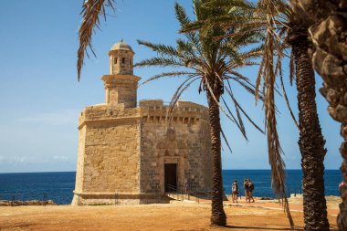 Ciutadella, İspanya - 6 Eylül 2022: Saint Nicholas kalesi 17. yüzyılın sonlarında Ciutadella de Menorca limanını savunmak için inşa edildi.