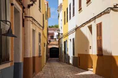 Ciutadella, İspanya - 5 Eylül 2022: Ciutadella büyüleyici bir limanı ve eski bir kasabası olan çok çekici bir şehir.