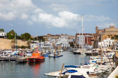 Ciutadella, İspanya - 5 Eylül 2022: Ciutadella limanı Minorca adasının batı kesiminde yer almaktadır ve 175 gemiyi barındırabilir