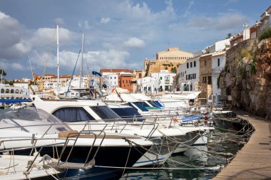 Ciutadella, İspanya - 5 Eylül 2022: Ciutadella limanı 175 gemi barındırabilir ve deniz ürünleri restoranlarıyla bir gezinti alanı olabilir