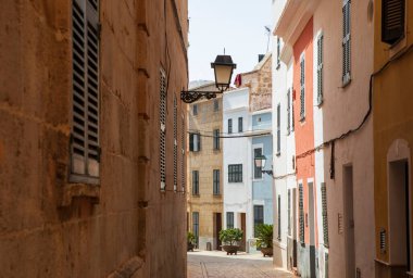 Ciutadella, İspanya - 5 Eylül 2022: Ciutadella büyüleyici bir limanı ve eski bir kasabası olan çok çekici bir şehir.