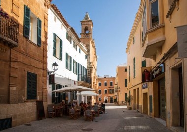 Ciutadella, İspanya - 6 Eylül 2022: Ciutadella büyüleyici bir limanı ve eski bir kasabası olan çok çekici bir şehir.