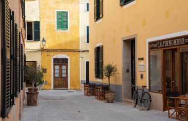 Ciutadella, İspanya - 6 Eylül 2022: Ciutadella büyüleyici bir limanı ve eski bir kasabası olan çok çekici bir şehir.