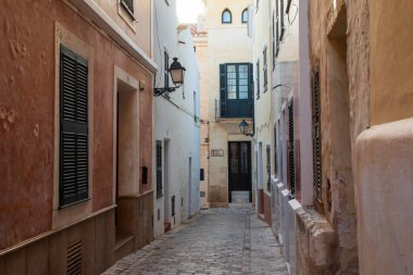 Ciutadella, İspanya - 6 Eylül 2022: Ciutadella büyüleyici bir limanı ve eski bir kasabası olan çok çekici bir şehir.