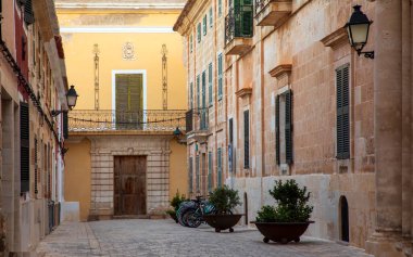 Ciutadella, İspanya - 6 Eylül 2022: Ciutadella büyüleyici bir limanı ve eski bir kasabası olan çok çekici bir şehir.