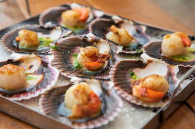 Sarımsak ve maydanoz ezmeli biberli tapas.