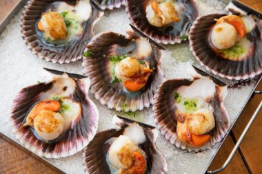 Sarımsak ve maydanoz ezmeli biberli tapas.